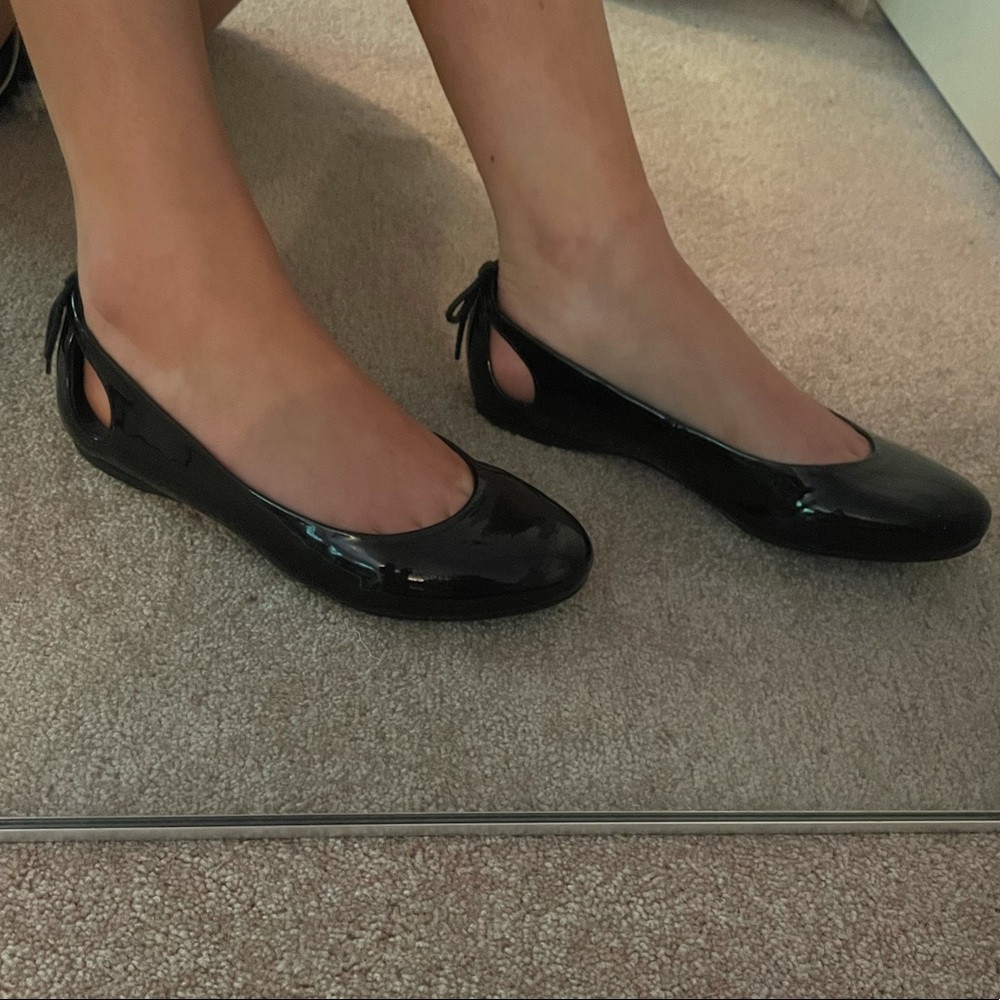 Black cutout dress shoe